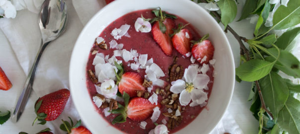 Mansikkainen smoothie bowl ja asiaa maidottomuudesta - Viena K