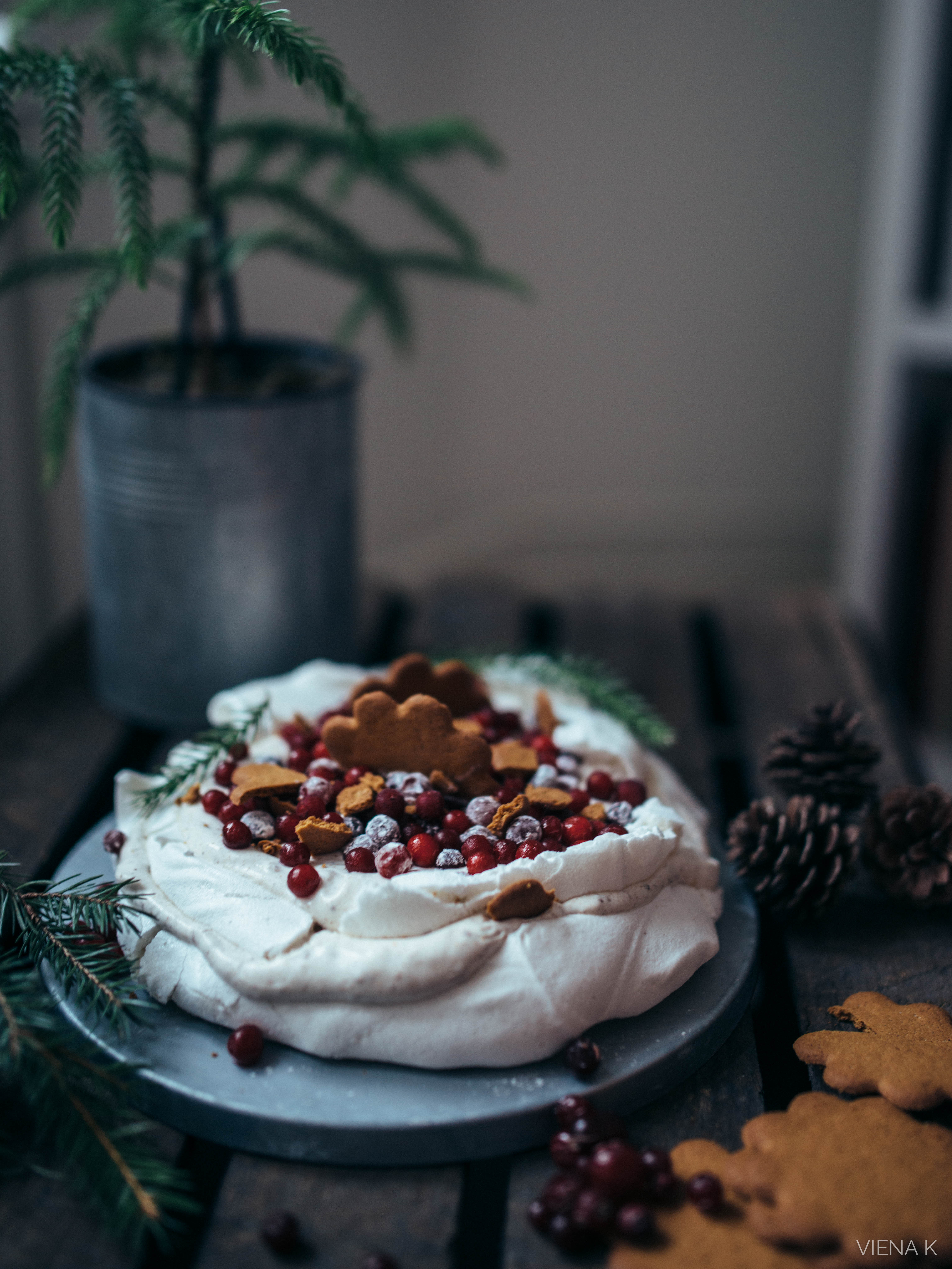 Vegaaninen joulupavlova - Helppo ja herkullinen joulupöydän helmi