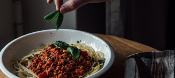 3x vegaaniset arkireseptit: Bolognese, Palak paneer ja maapähkinäwokki -  Viena K